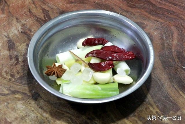 板栗炖鸡的做法（板栗炖鸡有诀窍）-第5张图片