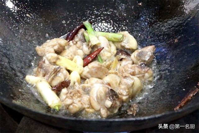 板栗炖鸡的做法（板栗炖鸡有诀窍）-第7张图片
