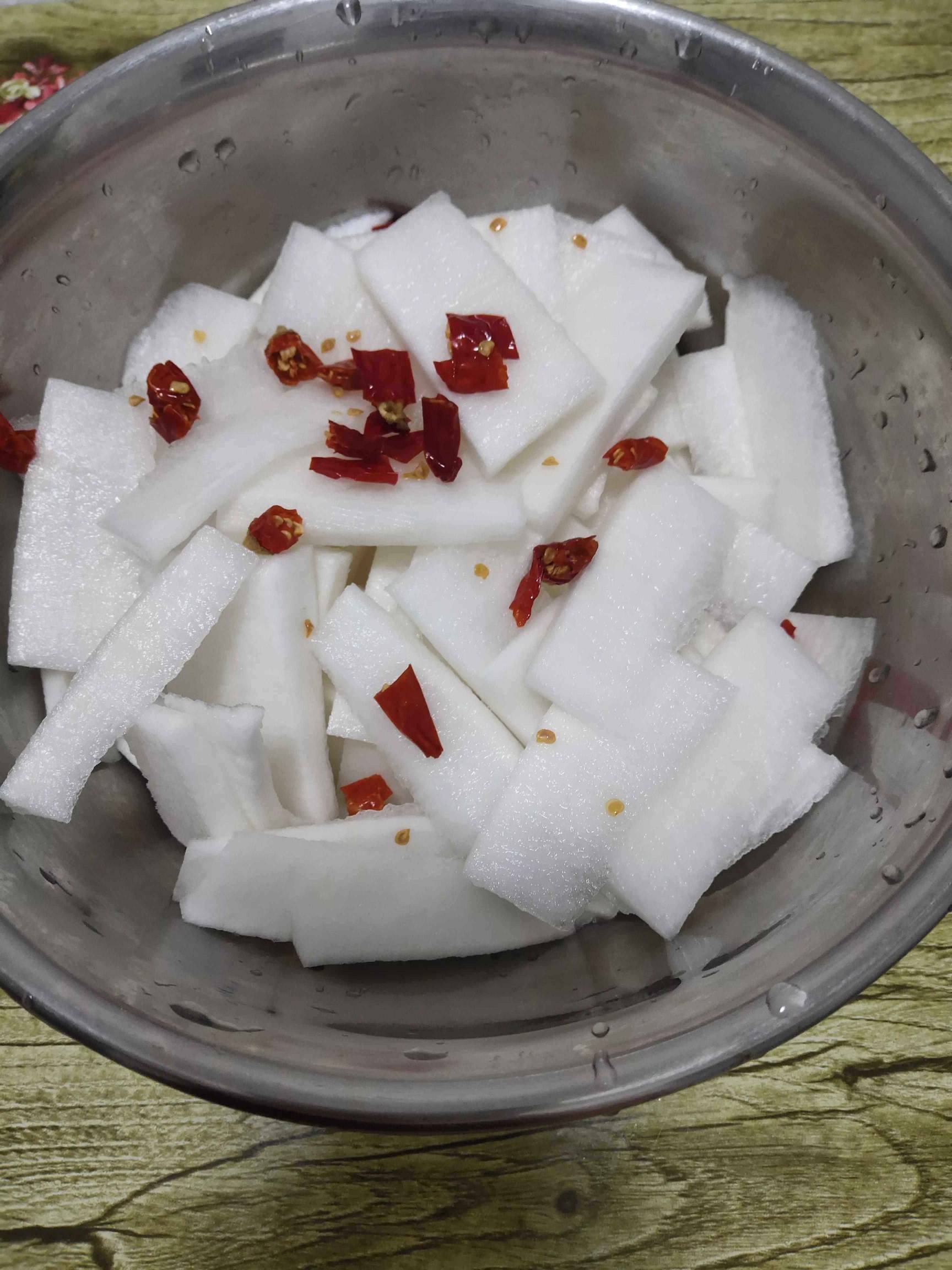 酸甜萝卜的做法（喜欢腌制酸甜萝卜）-第2张图片