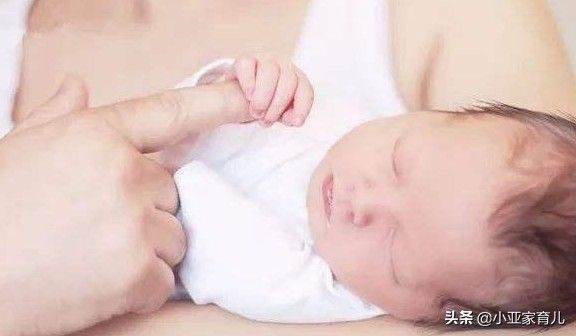 小孩为什么老吐奶？（新生儿宝宝吐奶的原因是什么？）-第2张图片
