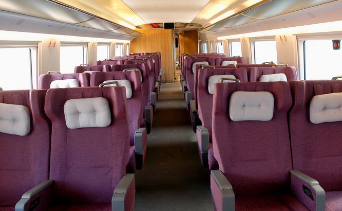 火车座位靠窗（火车靠窗的座位号是哪几个）-第4张图片