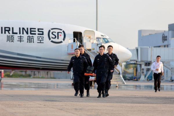 重庆江北机场飞机偏离跑道起火，起飞前没有安检，还是检查不全？-第9张图片