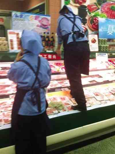 超市回应工作人员脚踩冷冻鱼虾-永辉超市工作人员脚踩鱼虾-第3张图片