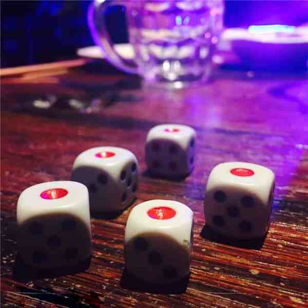 色子骰子的技巧（喝酒摇骰子如何赢翻酒桌）-第1张图片
