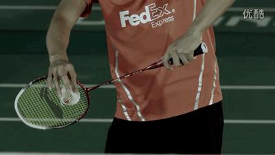 羽毛球正确发球姿势和方法（打羽毛球的发球动作要领）-第4张图片