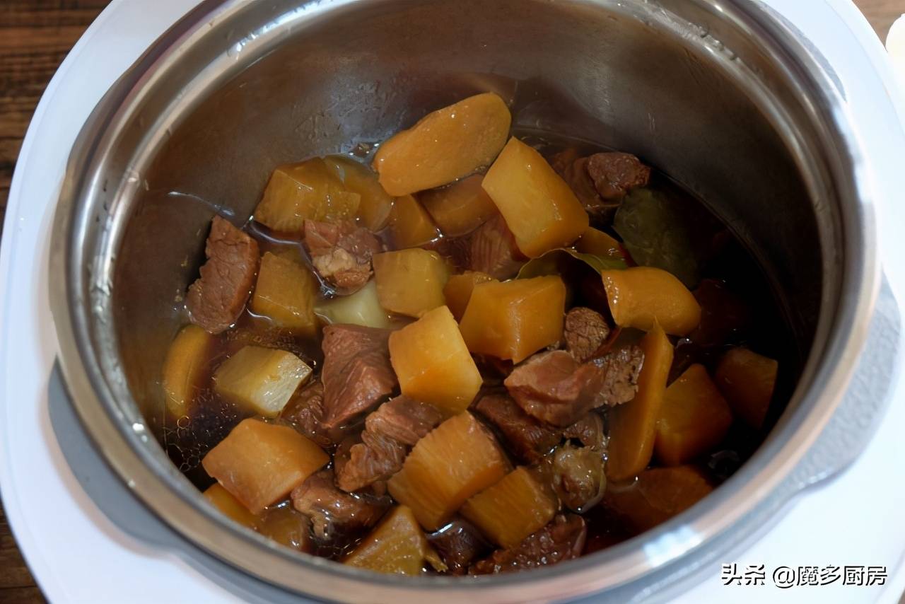 萝卜炖牛肉的做法（秋冬最适合牛肉炖萝卜）-第11张图片