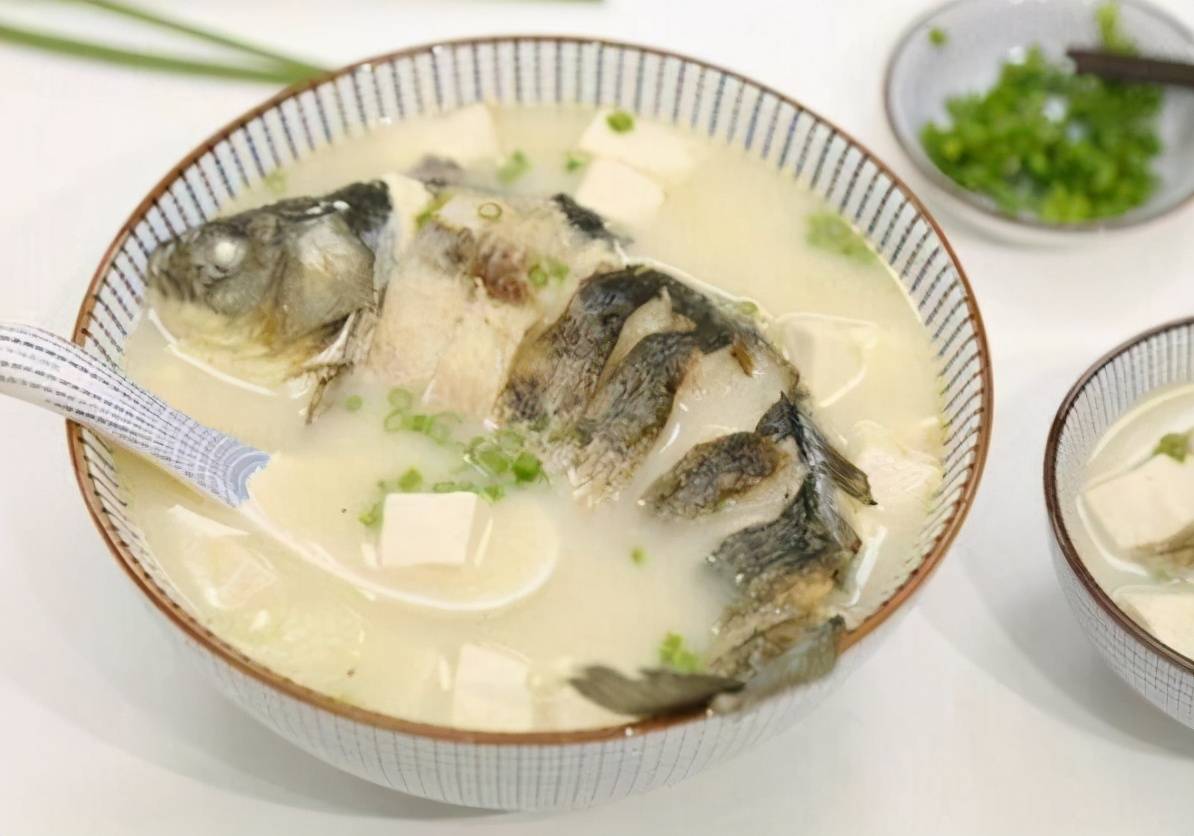 清炖鱼汤的做法（清炖鱼怎么做才不腥？）-第2张图片