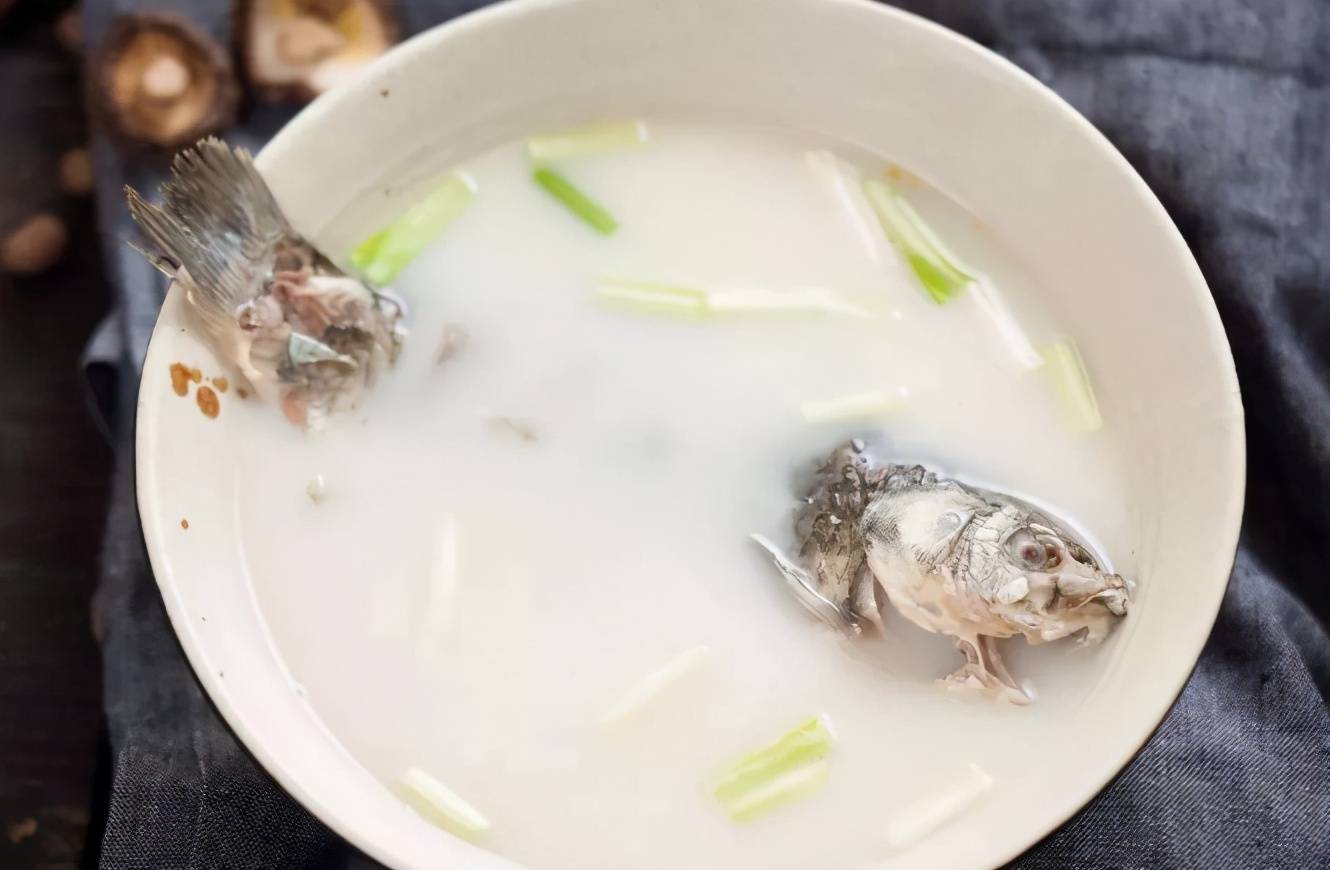 清炖鱼汤好吃的做法（清炖鱼怎么做才不腥？）-第1张图片