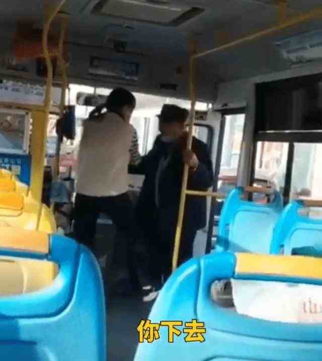公交公司回应司机赶老人下车-河南焦作公交车司机赶老人下车-第2张图片