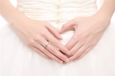 食指和无名指同时戴戒指什么意思(女生左手食指和无名指都戴戒指是什么意思)-第14张图片
