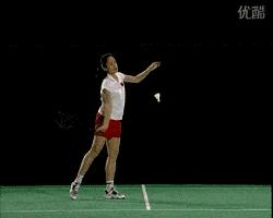 羽毛球正确发球姿势和方法（打羽毛球的发球动作要领）-第1张图片