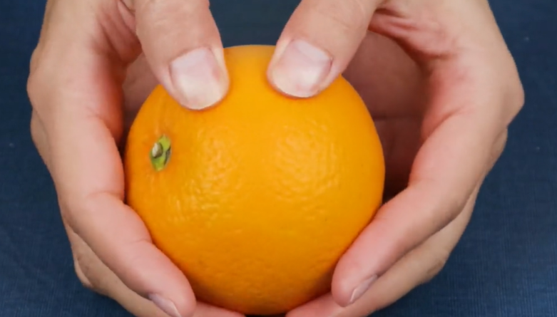 橙子怎么剥皮容易（五种快速又简单的剥橙子的方法）-第2张图片