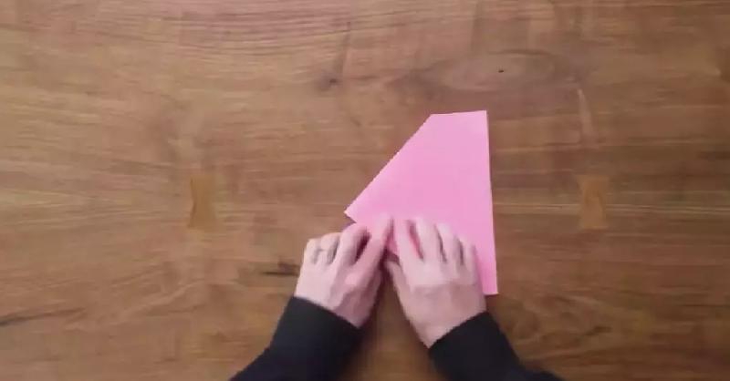 折飞得最远的纸飞机步骤（用纸折飞机简单教程）-第13张图片