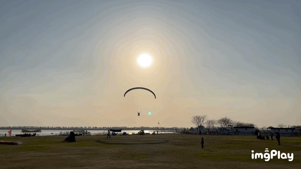 滑翔伞玩一次多少钱（玩动力滑翔伞大概需要多少钱一套）-第1张图片