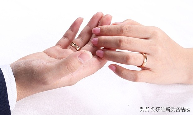 男生手指戴戒指的含义（男生戴戒指五个手指的意义）-第1张图片