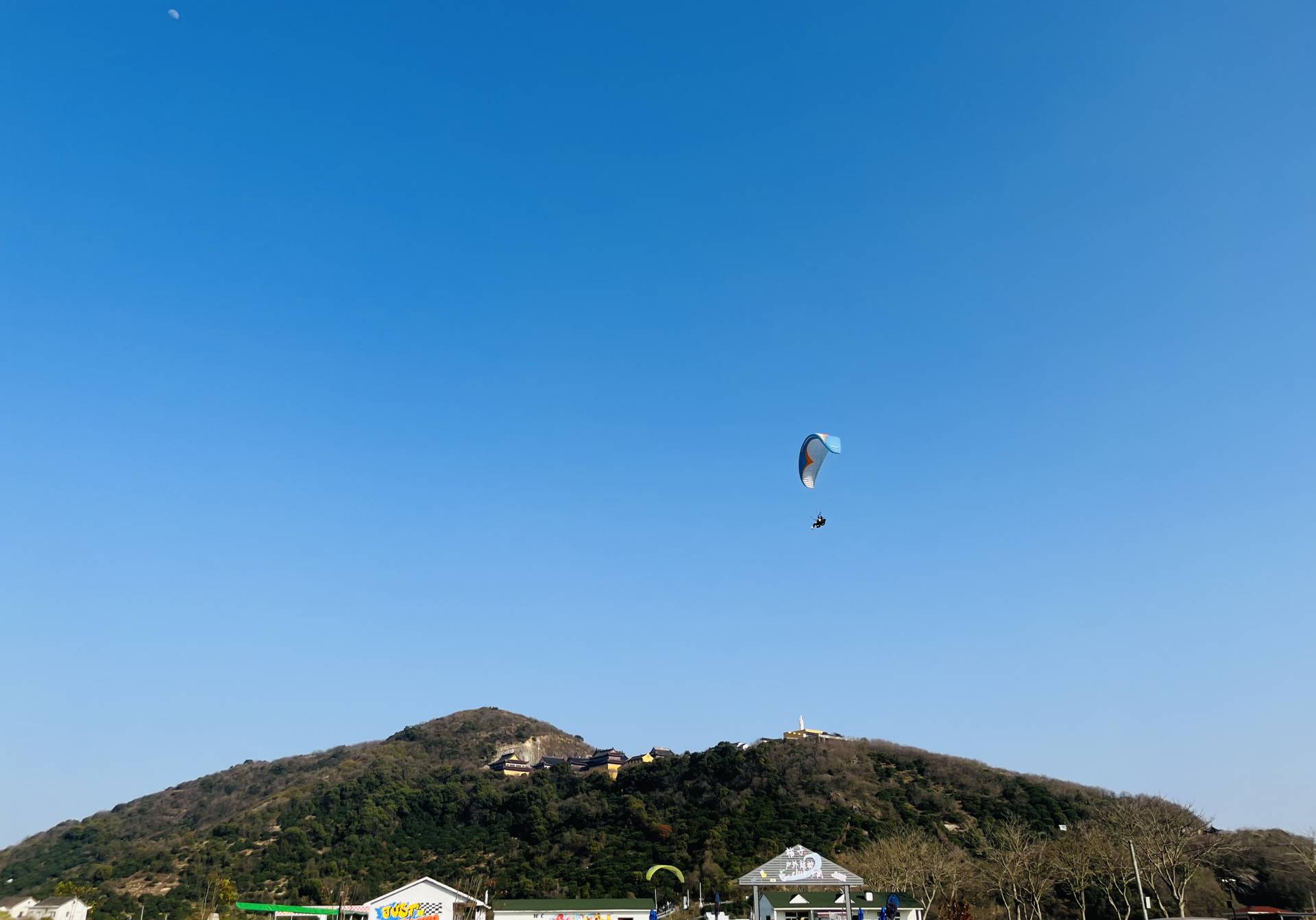 滑翔伞玩一次多少钱（玩动力滑翔伞大概需要多少钱一套）-第16张图片