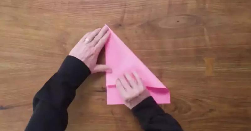 折飞得最远的纸飞机步骤（用纸折飞机简单教程）-第5张图片