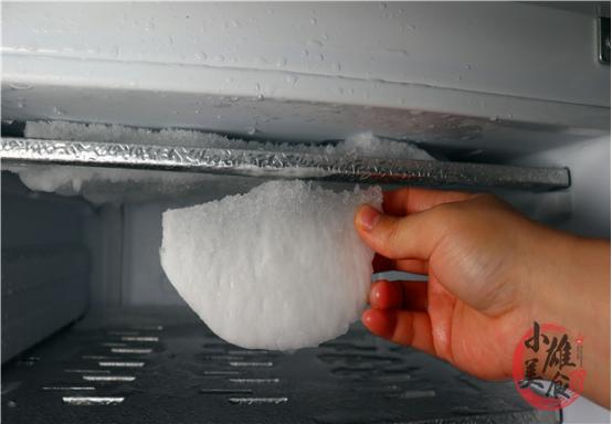 冰柜霜太厚了怎么快速除霜冻（冰箱的冰太厚如何轻松去掉）-第1张图片