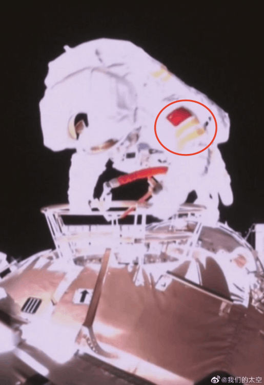 航天员王亚平回来的视频(出舱画面,王亚平背后是美丽地球)-第6张图片