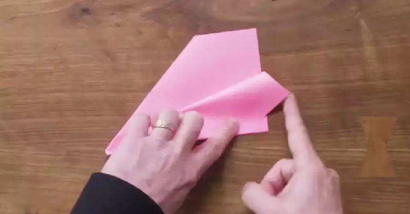 折飞得最远的纸飞机步骤（用纸折飞机简单教程）-第14张图片