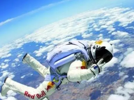 太空跳伞第一人(史上第一人太空跳伞回地球为什么出舱的时候不会被飘走)-第3张图片