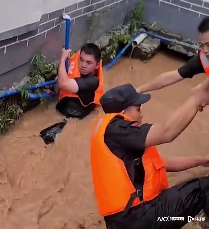 河源的两名特警在暴雨救援中曾被吸水涵洞冲走(暴雨中的河南公安部队𞓜有风有雨)-第1张图片