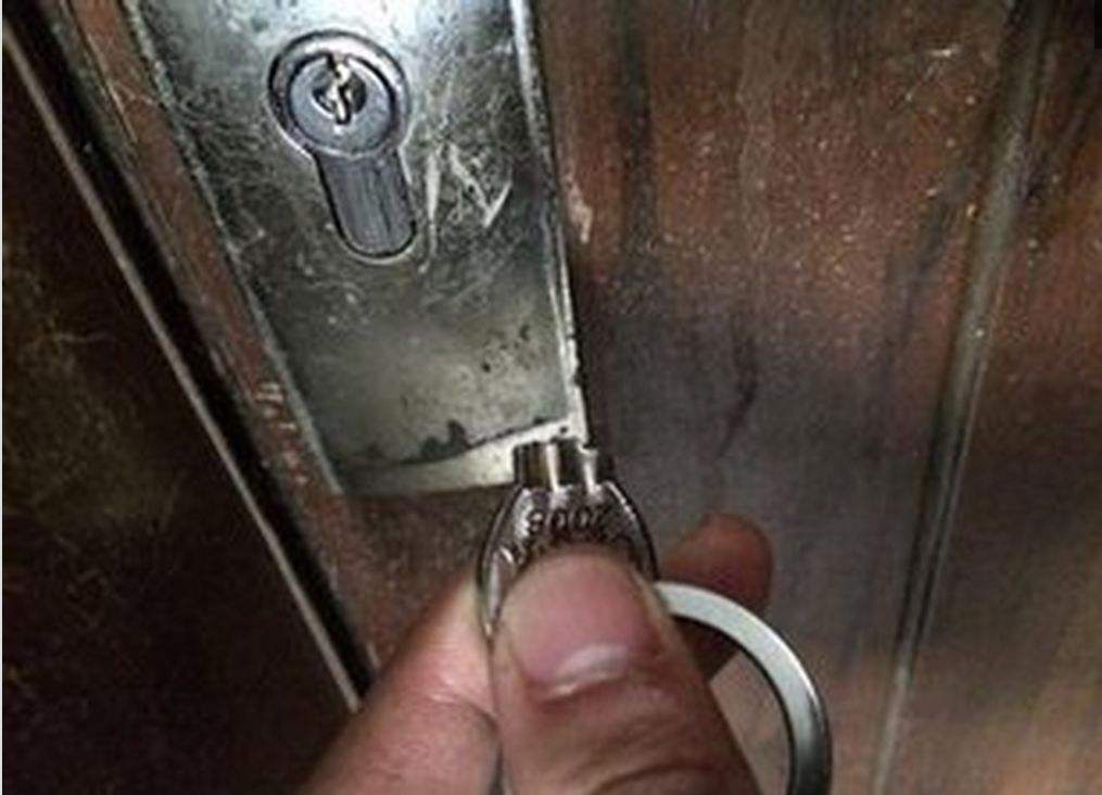 钥匙断在锁孔怎么取出（开锁时钥匙断了应该怎么办）-第6张图片