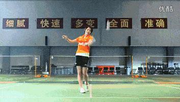 羽毛球正确发球姿势和方法（打羽毛球的发球动作要领）-第2张图片
