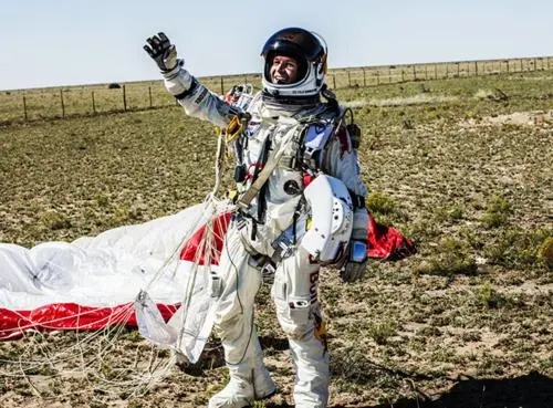 太空跳伞第一人(史上第一人太空跳伞回地球为什么出舱的时候不会被飘走)-第7张图片