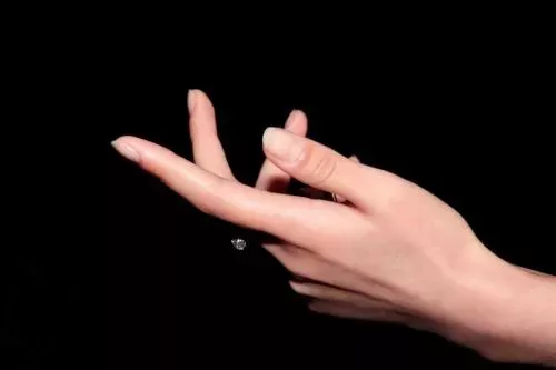 食指和无名指同时戴戒指什么意思(女生左手食指和无名指都戴戒指是什么意思)-第16张图片