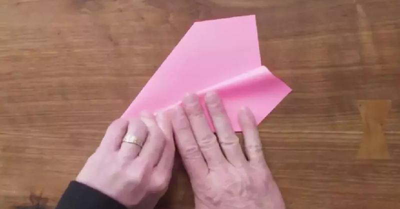 折飞得最远的纸飞机步骤（用纸折飞机简单教程）-第15张图片