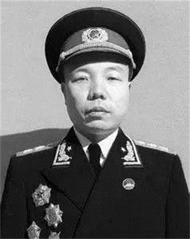 50年肖华刚调到北京，路边瞥见香烟小贩：这不是杀害黄骅的凶手吗-第1张图片