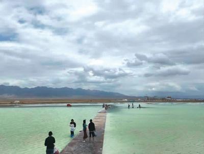 新华全媒+丨那人(茶卡盐湖:湖水融化蓝天里)-第2张图片 新华全媒+丨那人(茶卡盐湖:湖水融化蓝天里)-第2张图片
