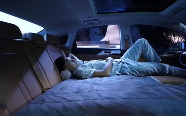 轿车内关窗睡觉会缺氧吗（关上车窗在车里睡一夜会不会缺氧）-第1张图片