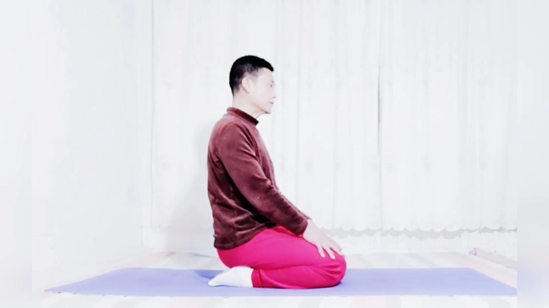 跪坐的正确姿势（跪瑜伽坐正确动作方法是什么样子）-第3张图片