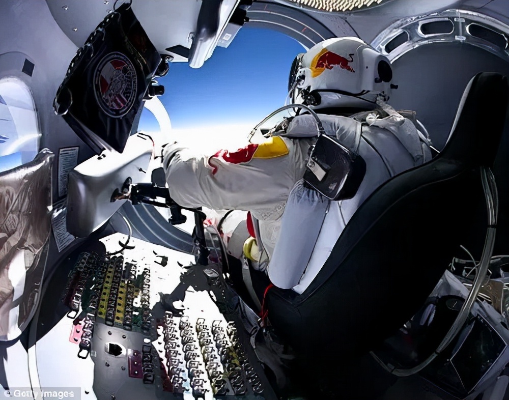 太空跳伞第一人(史上第一人太空跳伞回地球为什么出舱的时候不会被飘走)-第4张图片