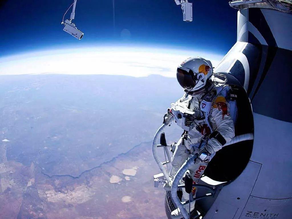 太空跳伞第一人(史上第一人太空跳伞回地球为什么出舱的时候不会被飘走)-第5张图片