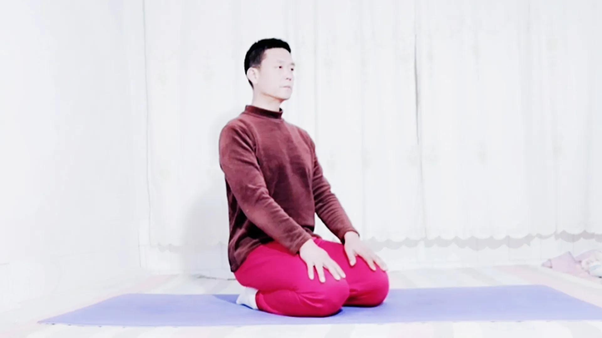 跪坐的正确姿势（跪瑜伽坐正确动作方法是什么样子）-第1张图片