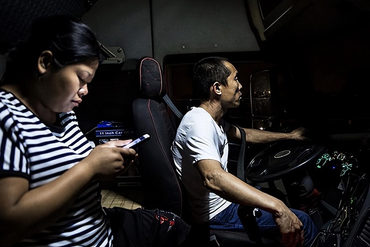 安徽夫妻24小时生活在卡车上，只敢在晚上出门，载的货比命还重要-第16张图片
