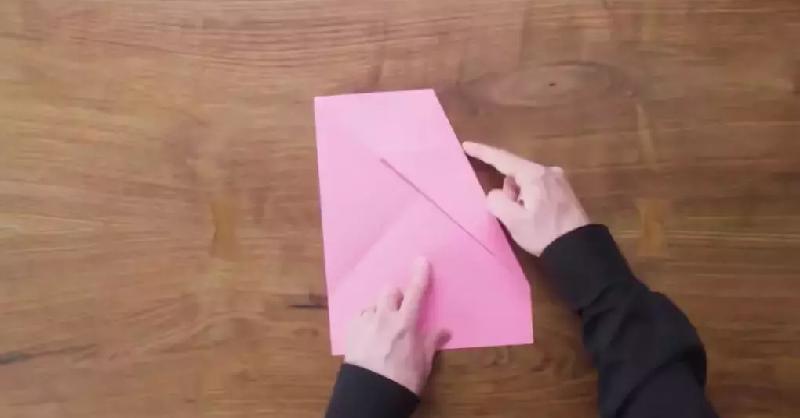 折飞得最远的纸飞机步骤（用纸折飞机简单教程）-第7张图片
