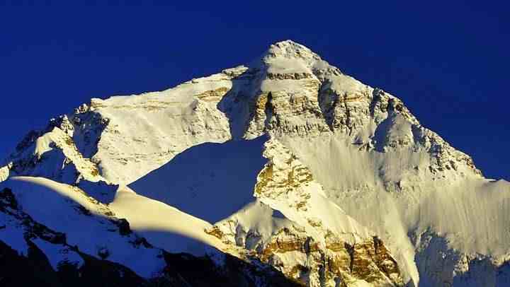 珠穆朗玛峰高多少米（珠峰高度是8844米）-第1张图片