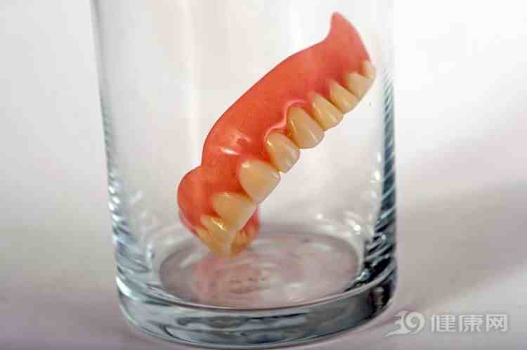 牙黄怎么快速变白（教你几个让牙齿变白的小秘诀）-第1张图片
