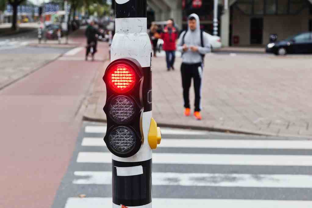 黄灯表示什么（交通信号灯中，黄灯表示的是什么意思）-第3张图片