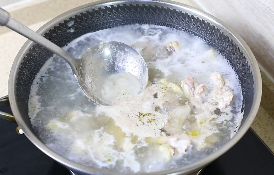 如何煲鸡汤（鸡汤的正确做法，简单3招炖出好喝的鸡汤）-第3张图片