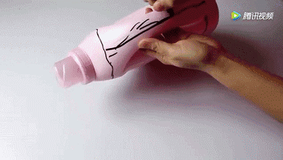 洗衣液瓶子做花盆制作方法图片（废弃的洗衣液瓶剪一刀秒变花盆）-第7张图片