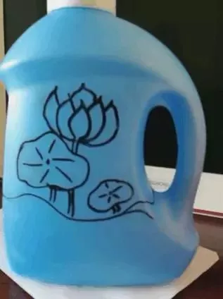 洗衣液瓶子做花盆制作方法图片（废弃的洗衣液瓶剪一刀秒变花盆）-第13张图片
