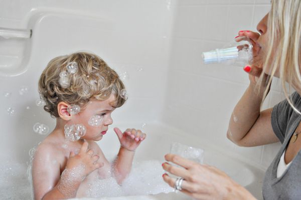吹泡泡水怎么做（儿童吹泡泡水简单配方吹泡泡水的做法）-第21张图片