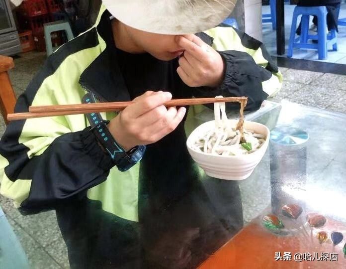 臭脚米线（重庆有名的臭脚米线，20元一碗）-第6张图片