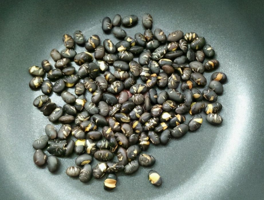 醋泡黑豆的正确做法（天冷我家常吃黑豆，用醋泡一泡）-第3张图片