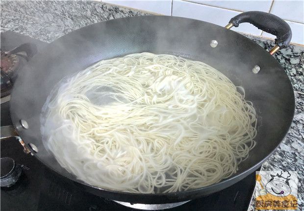 凉面的制作方法与步骤(家常凉面怎么做才好吃步骤 )-第3张图片 凉面的制作方法与步骤(家常凉面怎么做才好吃步骤 )-第3张图片